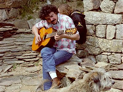 Patrick en La Lichère, su casa en la montaña donde nacieron buena parte de las canciones