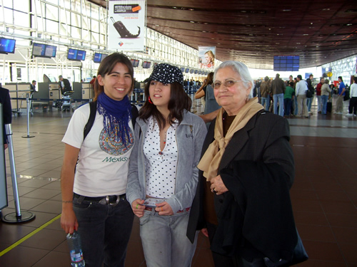 Tres generaciones de divas posan antes de que la mayorcita de ellas "se vaya en la volada"